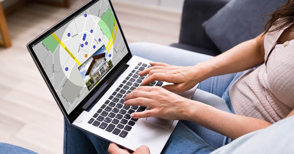 Ein Laptop auf einem Schoß mit Händen - Immobilienverkauf über Social Media